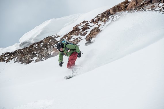 Mit dem Splitboard bergauf, im Powder bergab. 