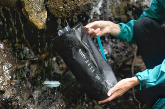 Der Wasserbehälter von HydraPak fasst acht Liter und kann bei Bedarf auf ein Viertel seiner Gesamtgröße verkleinert werden. 