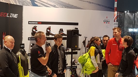 Ole Einar Björndalen (Mitte) gut gelaunt auf der ISPO Munich.