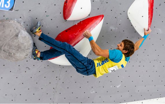 Boulderprofi an der Kletterwand