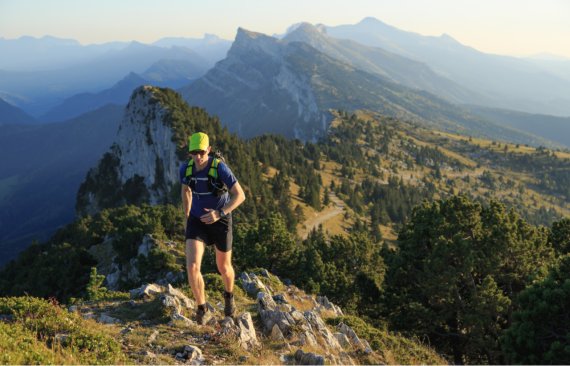 Frau beim Trailrunning auf einem Berg