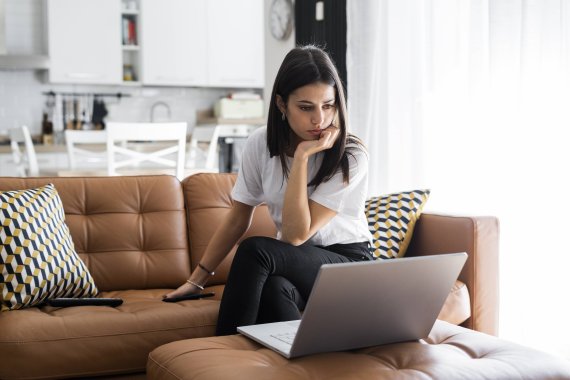 Ungesund: Home Office auf der Couch belastet den Rücken und erschwert das konzentrierte Arbeiten.