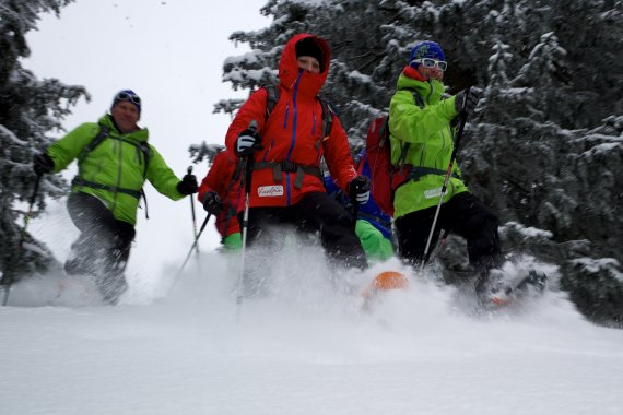 Im Tiefschnee bergab laufen: In die Knie gehen, in minimaler Rückenlage.