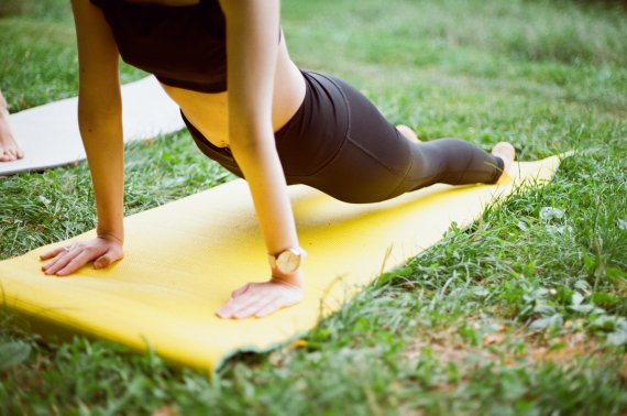 Sport auf einer Matte im Freien