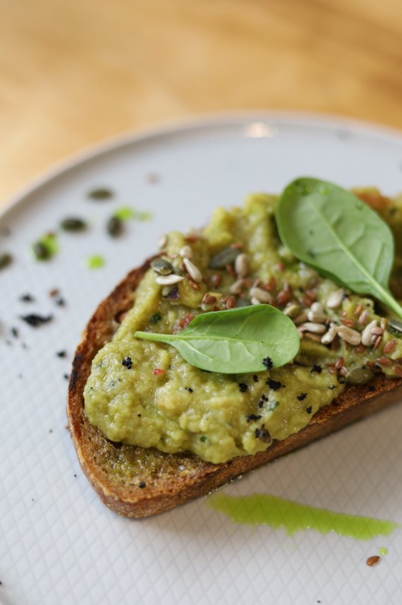 Die vielen ungesättigten Fettsäuren der Avocado sind bestens für eine gesundes Frühstück geeignet