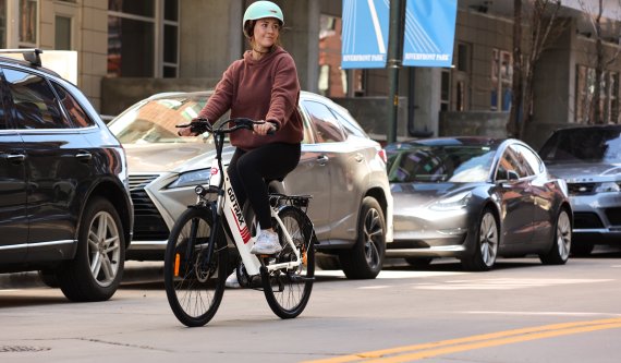 E-Bikes können an vielen Stellen Kosten sparen.