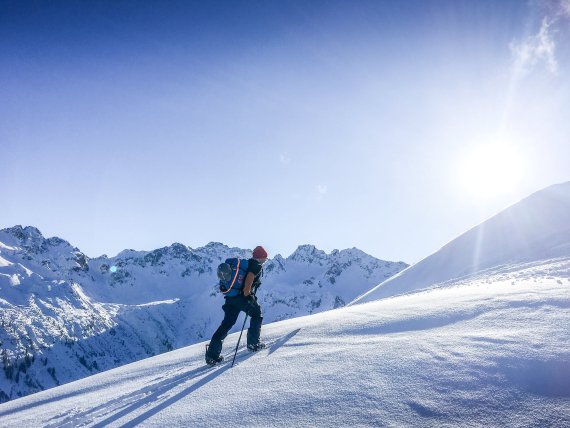 Andi Spies beim Wandern im Schnee