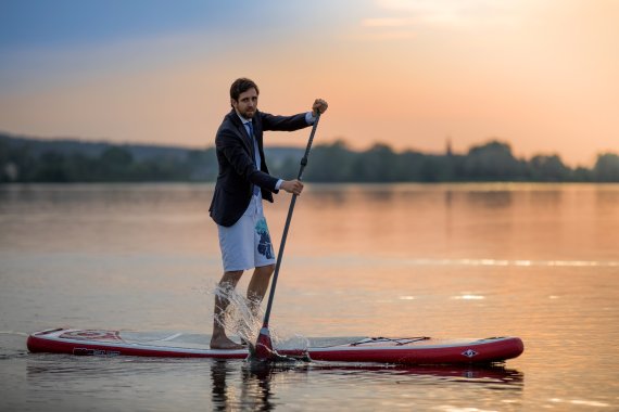 Prof. Dr. Manuel Sand auf einem Stand Up Paddle Board