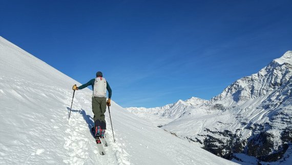 Der Lawinenrucksack Arva Airbag Reactor Tour 25 Ultralight beim Aufstieg