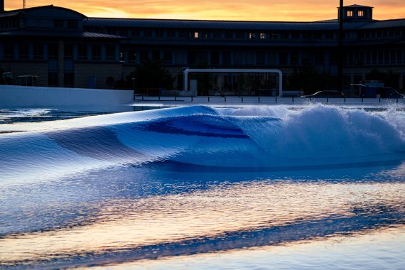 Eine künstliche Welle in der O2 Surftown MUC.