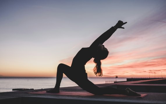 Frau macht in der Natur Yoga