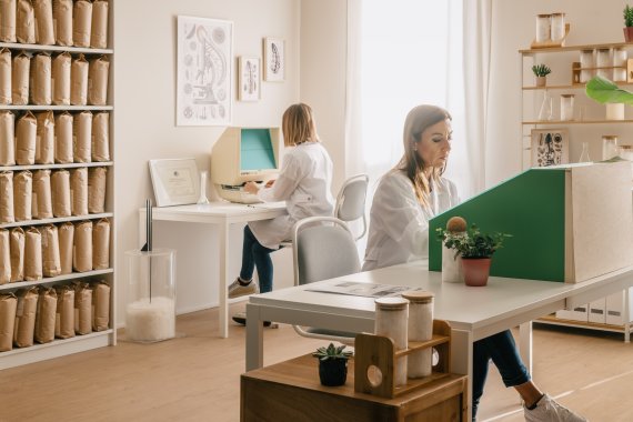 Zwei Frauen im Büro/Labor