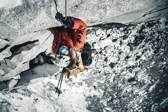 Bergsteiger am bergsteigen