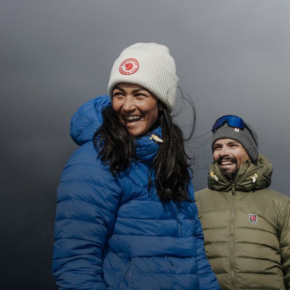 Zwei Menschen, die Winterkleidung von Fjällräven tragen