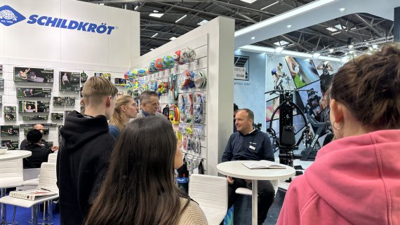 Die Young Talents bekommen am Stand von Schildkröt spannende Insights