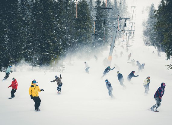 Beim Snowboarden immer wichtig: Mit Freunden cruisen gehen