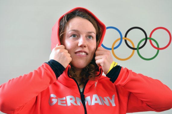 Laura Dahlmeier mit dem Deutschland-Hoodie. Dieser ist auch für Fans erhältlich