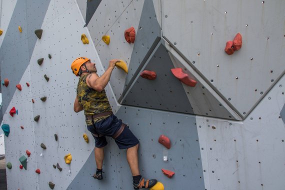 Eine Kletterwand lockt neue Kunden an.