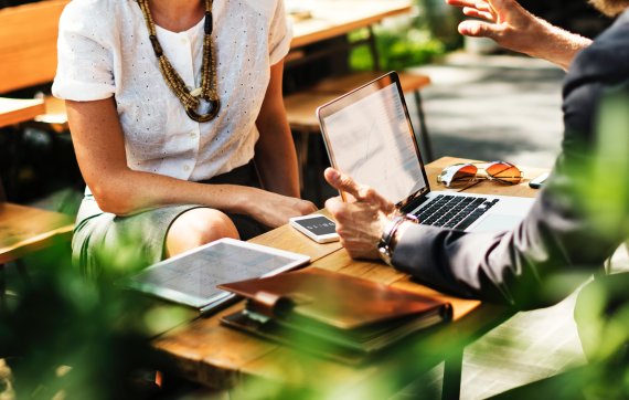 IT-Spezialisten sind am Arbeitsmarkt Mangelware. Es lohnt sich, nach neuen Wegen bei der Mitarbeitersuche zu suchen.