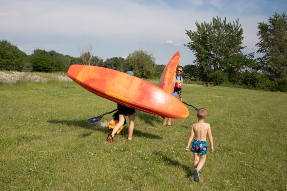 Die Familie Csonka mit ihren Kajaks auf dem Weg zur Donau