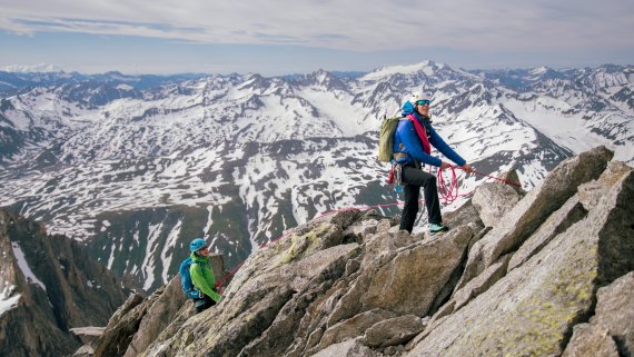 Ariane Stäubli mit einem Gast in den Walliser Alpen