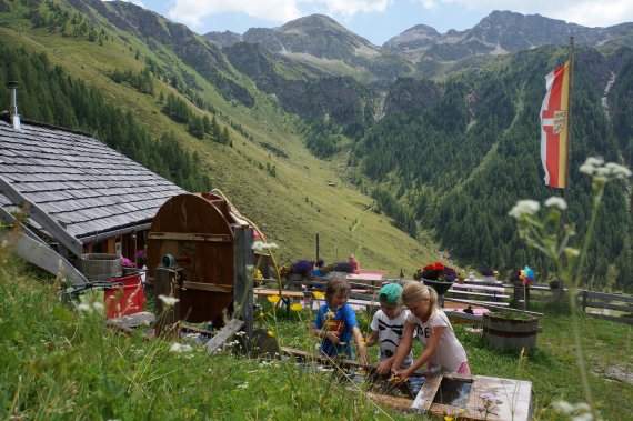 Auf dem Berg spielt sich's gut: Abseits der urbanen Hektik können sich die Kleinen in der Natur austoben.