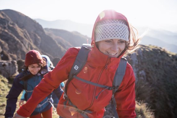 Auf dem Berg mit Salomon Women Outdoor Wear.