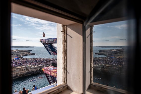 Im italienischen Polignano geht es direkt von den Balkons der Stadt ins Wasser.