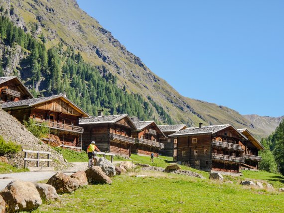 Im Sommer sind die Hütten der Oberstalleralm von Hirten bewohnt, im Winter stehen sie leer.