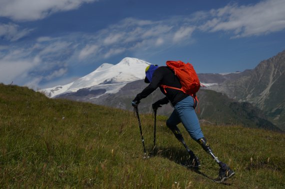 After the amputation of his lower legs, Xia Boyu's mountaineering career really started thanks to new prosthetic technologies.