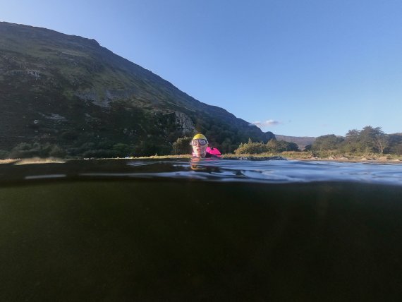 Mit der Schwimmboje im Wasser