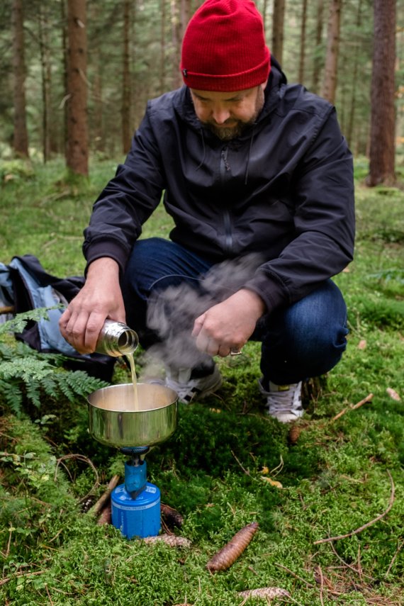 Sven Christ cooks the mushrooms with vegetable broth