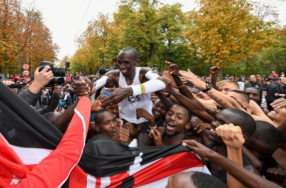 Nach dem Zieleinlauf wird Eliud Kipchoge von seinem Team gefeiert.