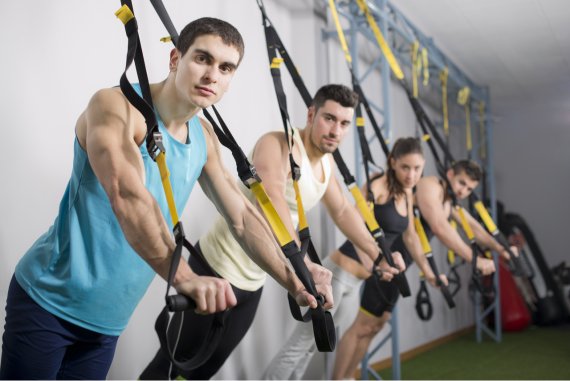 Eine Gruppe beim TRX Training