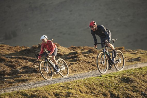 Die neue Schöffel Radsportkollektion umfasst insgesamt 46 Kleidungsstücke für Damen und Herren in drei Segmenten: Travel, Trail und – wie hier – Gravel.