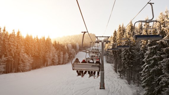 So lernt man Schlepp- und Sessellift fahren. Egal ob auf Ski oder auf dem Snowboard