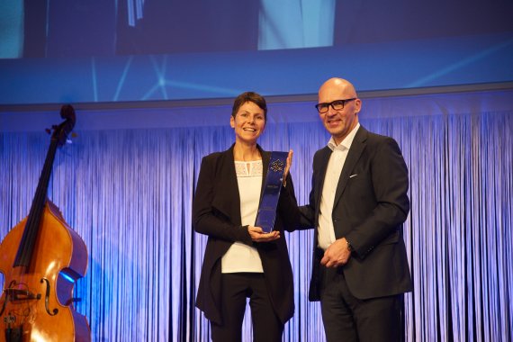 Klaus Dittrich, Vorsitzender der Geschäftsführung der Messe München, überreicht Spitzenalpinistin Gerlinde Kaltenbrunner den ISPO Pokal als "Sportpersönlichkeit des Jahres"