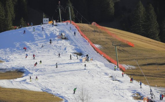 Ist das noch Wintersport? Eine beschneite Piste in den Alpen.