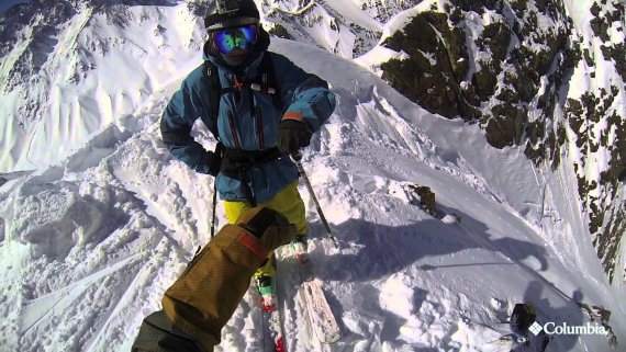 Zwei Skifahrer auf einem Berg.