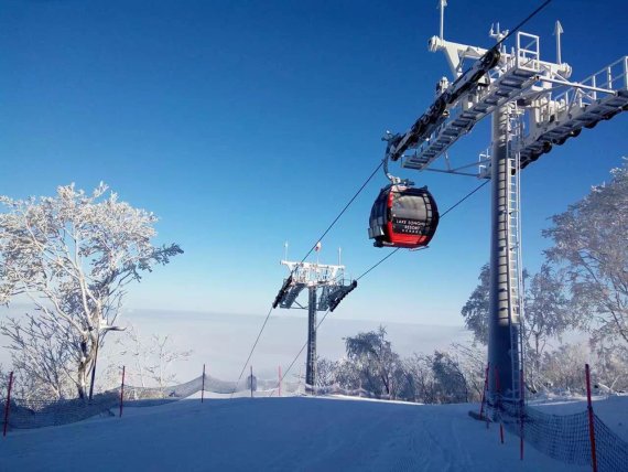 Where China builds new ski resorts, one can trust that the latest technologies are deployed. Pictured here, the resort of Lake Songhua.