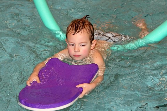 Mit Poolnudel und Schwimmbrett auf Seepferdchen-Kurs 