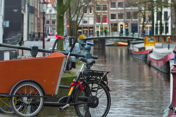 In Amsterdam gehören Lastenfahrräder längst zum Stadtbild