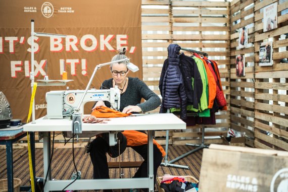 Barbara Heinze ist eine der Näherinnen des Worn Wear Teams.