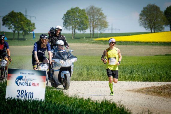 Florian Neuschwander auf einem Weg beim Wings for Life World Run 2016