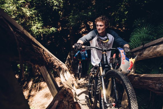 Wer herunterrasen will, muss vorher hochschieben: MTB-Star Thomas Genon vor der Arbeit.