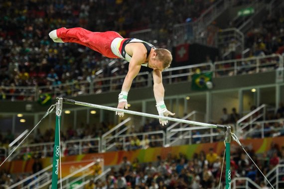 Fabian Hambüchen holt bei seinem letzten Auftritt als Olympia-Turner am Reck die Gold-Medaille.