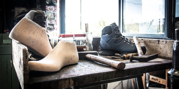 In the Hanwag workshop in Vierkirchen, manual work still plays a large role, even today. With the window open and fresh air flowing through, the work is much easier.