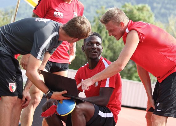 Digitale Innovation für den Fußball-Fortschritt: Die Spielanalyse nimmt – hier bei Bundesligist FC Augsburg - einen immer größeren Raum ein