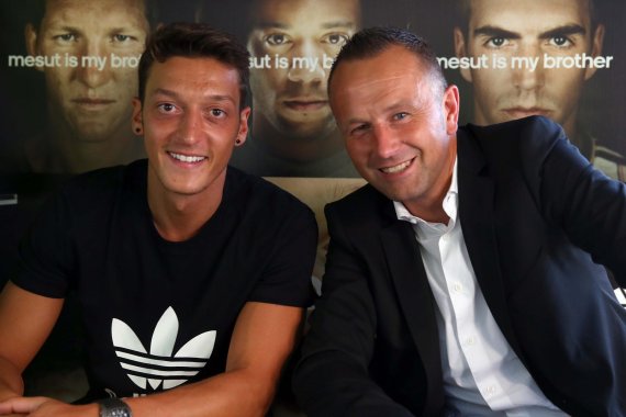  On the side of the national players: Oliver Brüggen (on the right), Adidas PR-head, with Mesut Özil, at that time still in Madrid announcing his adidas partnership.