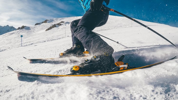 Skifahrer performt auf der Piste